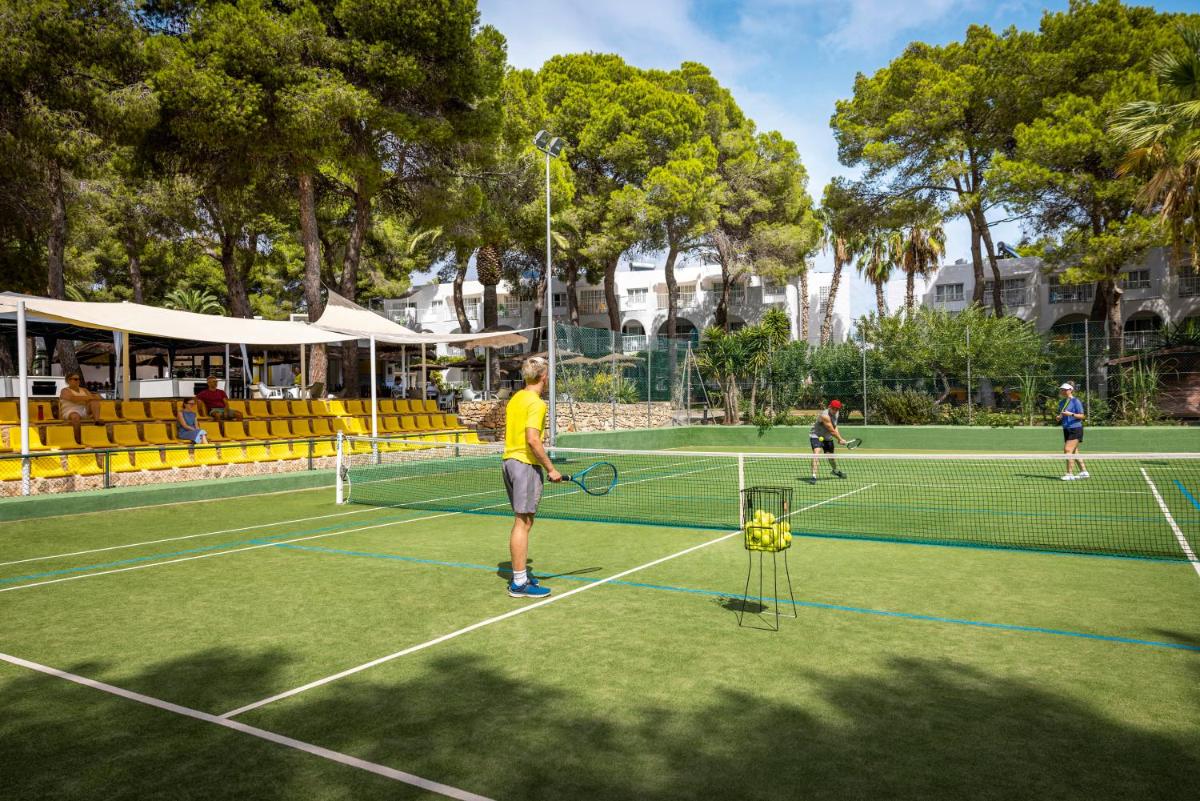 Instalaciones para jugar a tenis o squash en TUI MAGIC LIFE Cala Pada - All Inclusive o alrededores