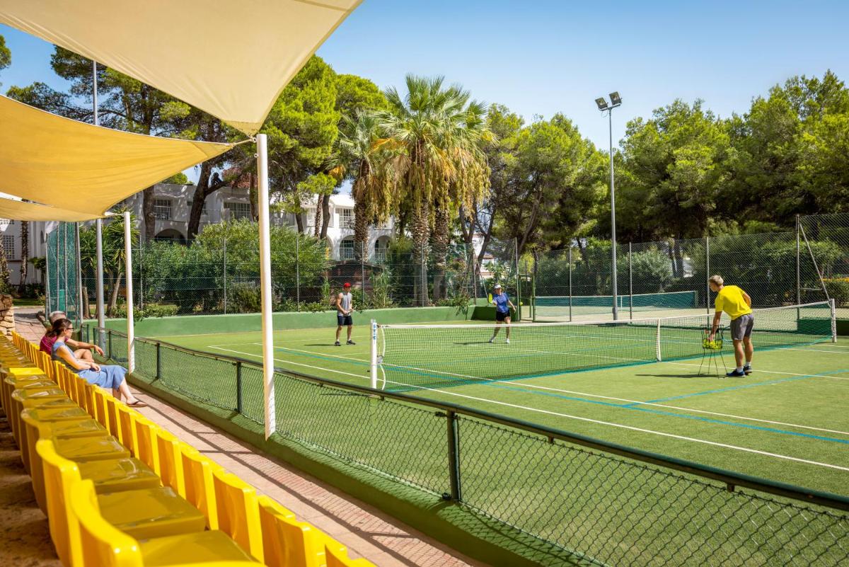 Instalaciones para jugar a tenis o squash en TUI MAGIC LIFE Cala Pada - All Inclusive o alrededores