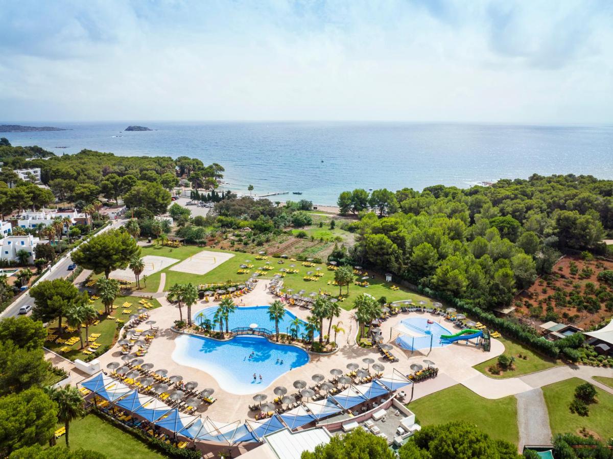 Una vista aérea de un resort con piscina y el océano. en TUI MAGIC LIFE Cala Pada - All Inclusive, en Santa Eulària des Riu
