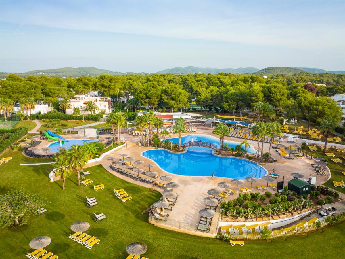 Una vista aérea de una piscina en un resort. en TUI MAGIC LIFE Cala Pada - All Inclusive, en Santa Eulària des Riu