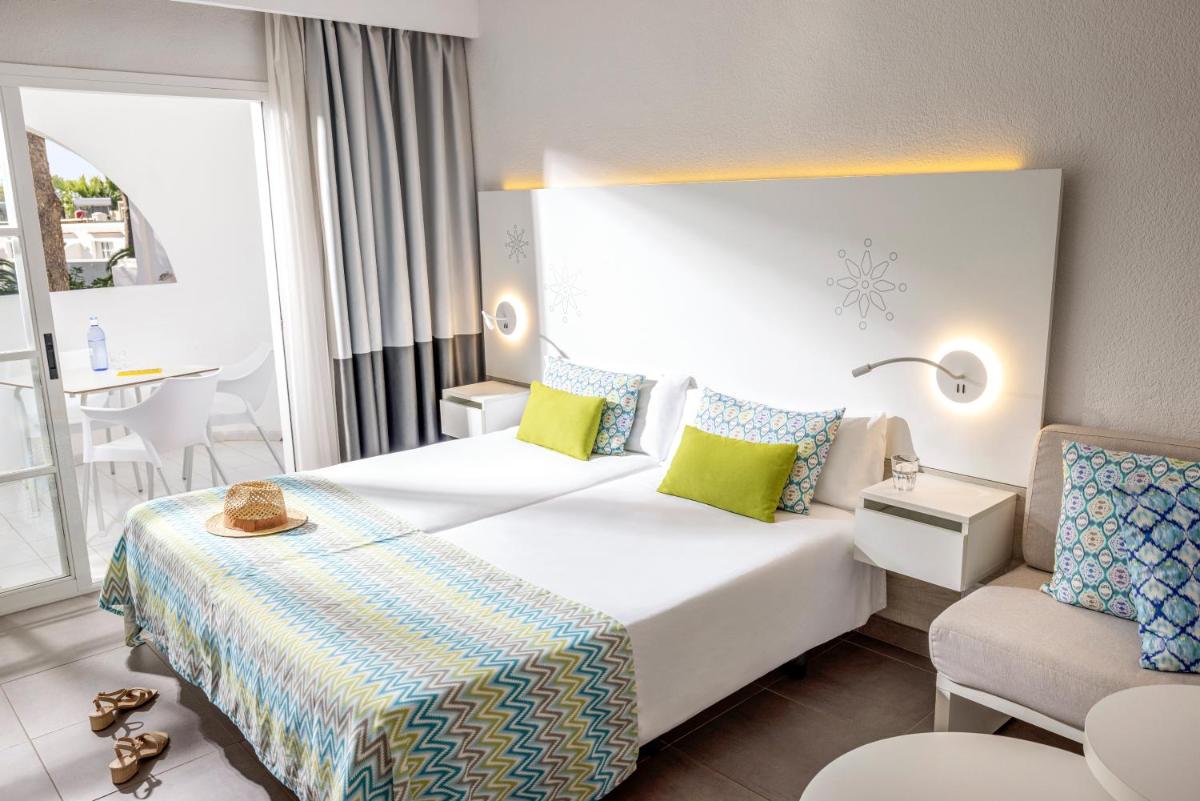 una habitación de hotel con una cama y una silla en TUI MAGIC LIFE Cala Pada - All Inclusive, en Santa Eulària des Riu 54 fotos más