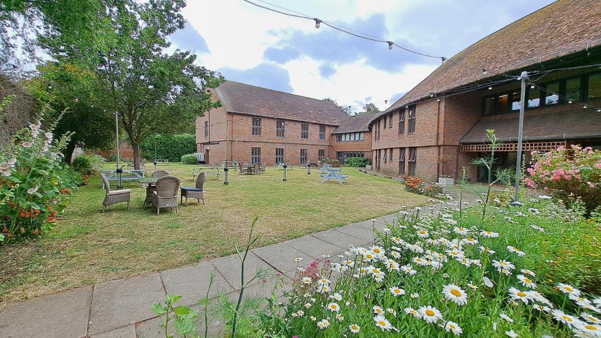 The Coach House at Missenden Abbey - Housity
