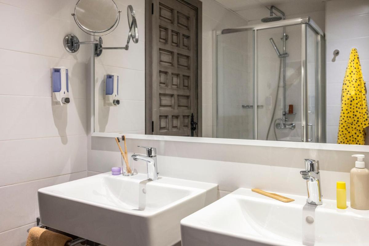 Un baño con dos lavabos y un espejo grande. en TUI MAGIC LIFE Cala Pada - All Inclusive, en Santa Eulària des Riu