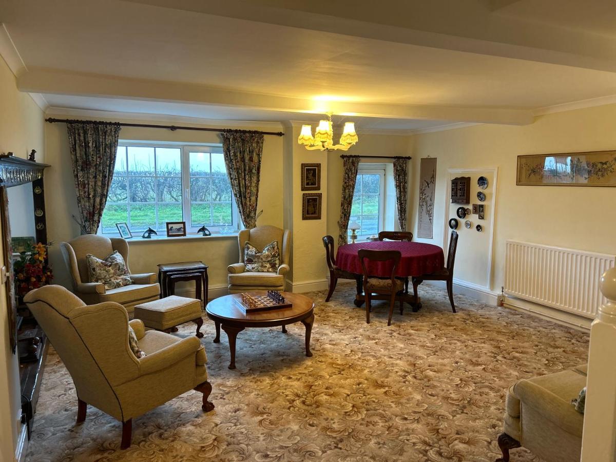 Lucy Cross Guest House - Housity