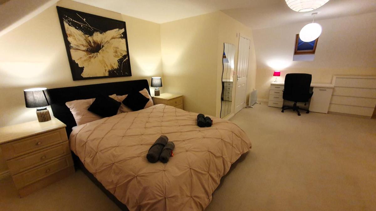 Entire home in Cheswick Village - Housity