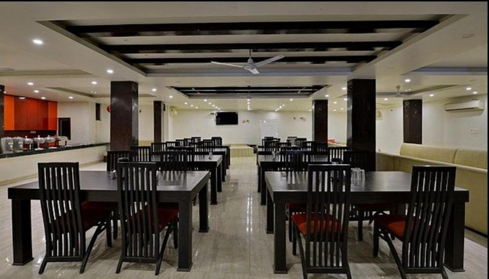 Hotel Royal White - pitampura - Housity