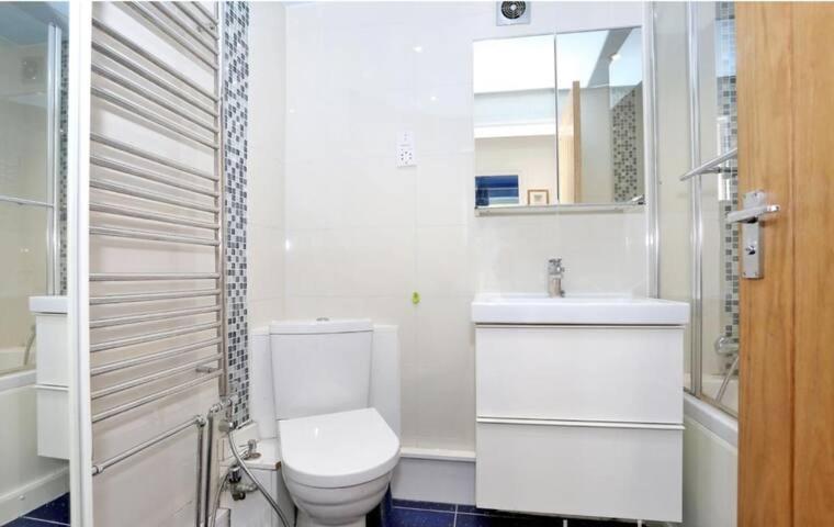 White Double Room with garden in Central London - Housity