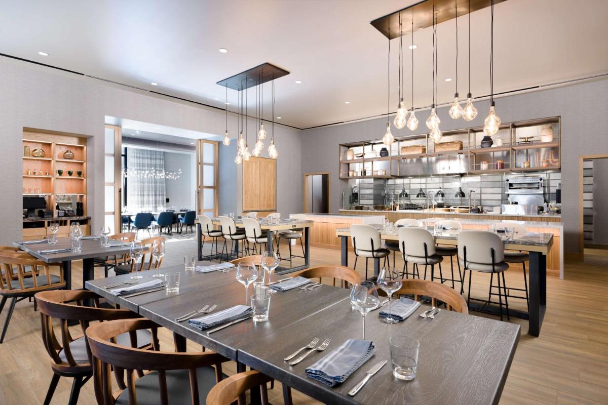 Hyatt Regency Conroe - Housity