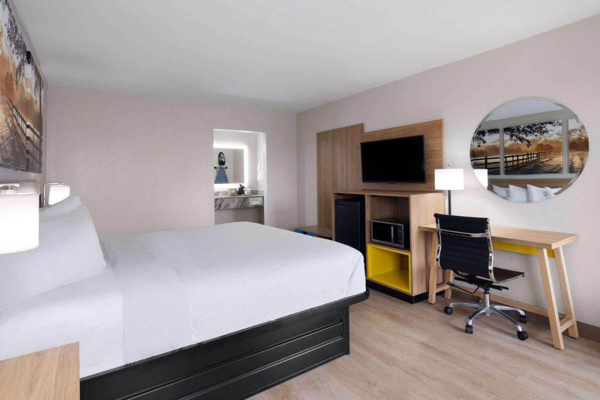 Days-Inn by Wyndham Montgomery I-85 - Housity