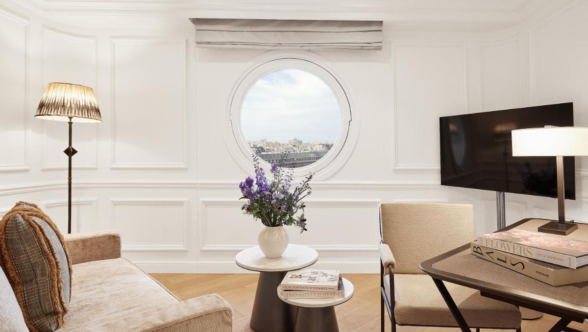 Télévision ou salle de divertissement dans l'établissement Grand Hôtel Du Palais Royal