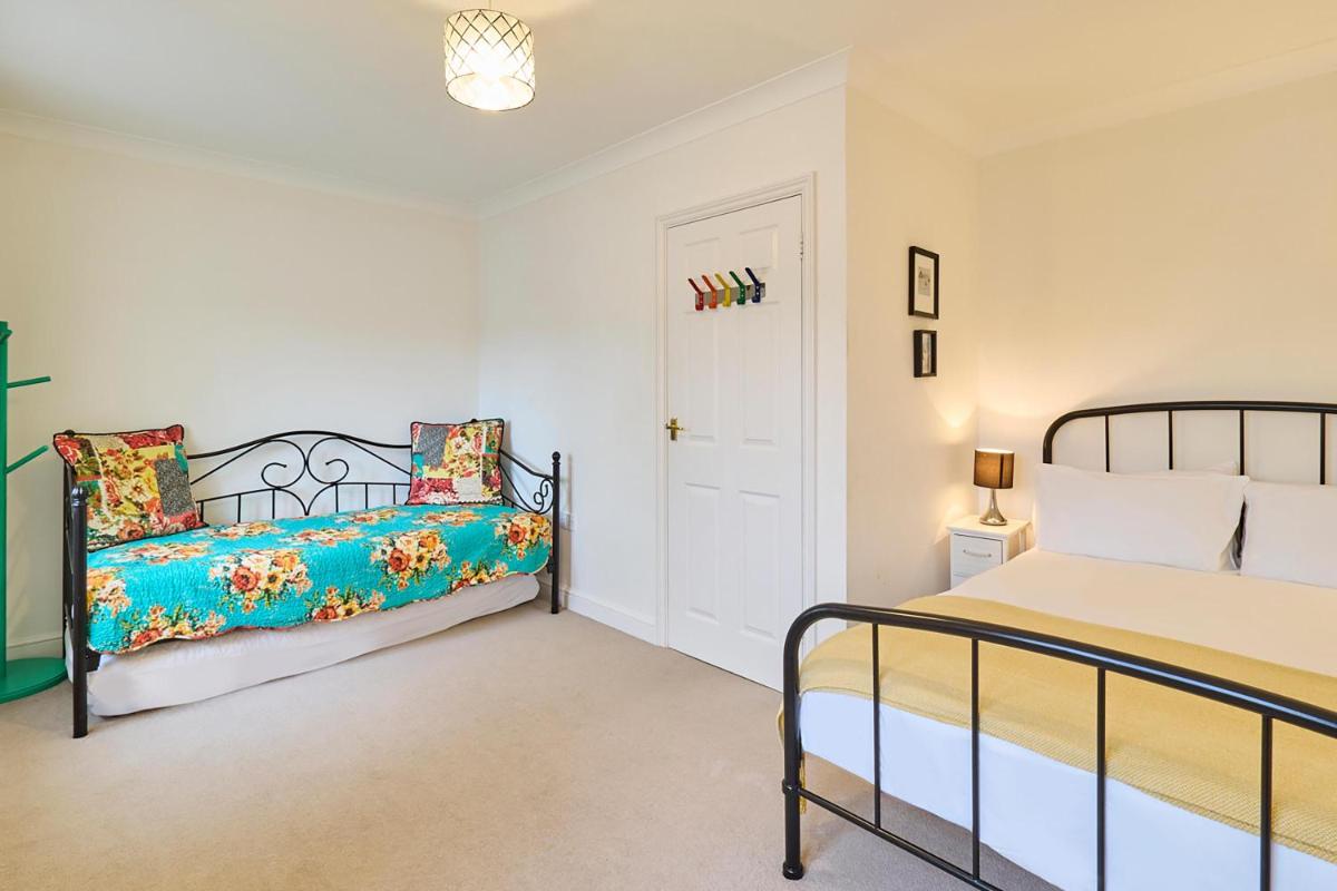 Sweyn House - Spacious 4 bedroom family home by the seaside - Housity