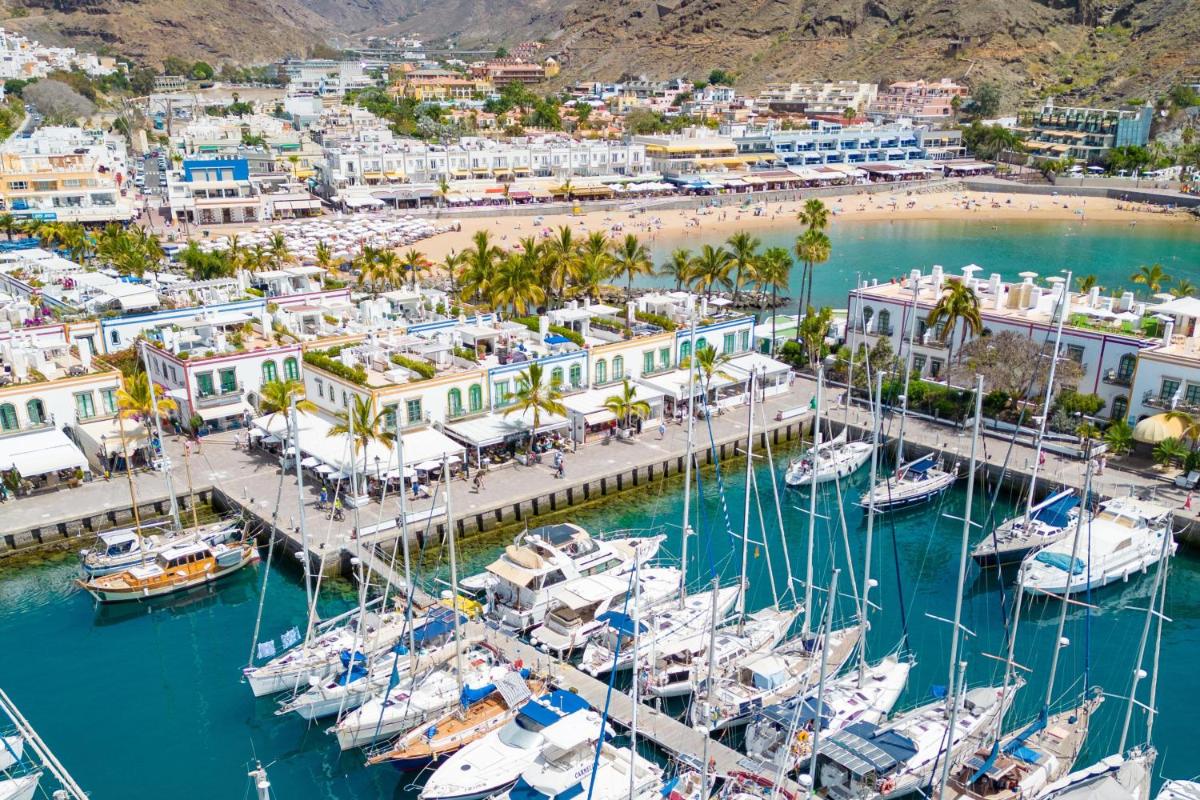 Una vista aérea de un puerto deportivo con barcos en el agua. en Hotel Cordial Mogán Playa, en Puerto de Mogán 78 fotos más