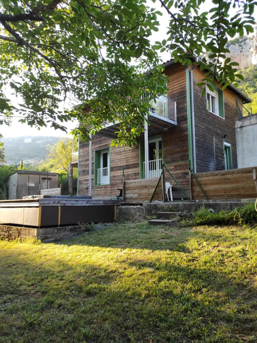 Maison au bord de l'eau avec Jacuzzi - Housity
