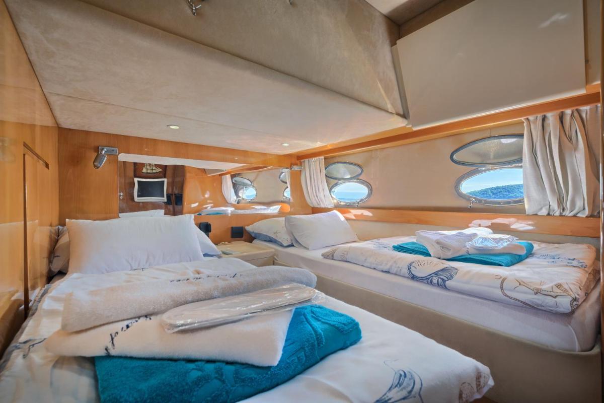 Luxury Yacht - Lex of the Seas - Housity