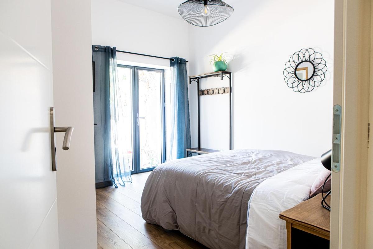 Chambre tropicale privée au coeur d'un village calme et proche du vignoble - Housity