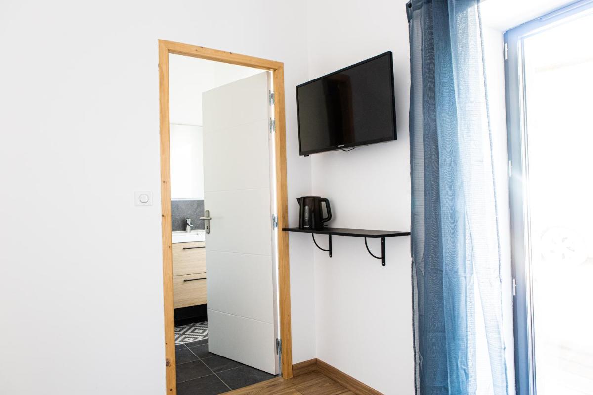 Chambre tropicale privée au coeur d'un village calme et proche du vignoble - Hizvo