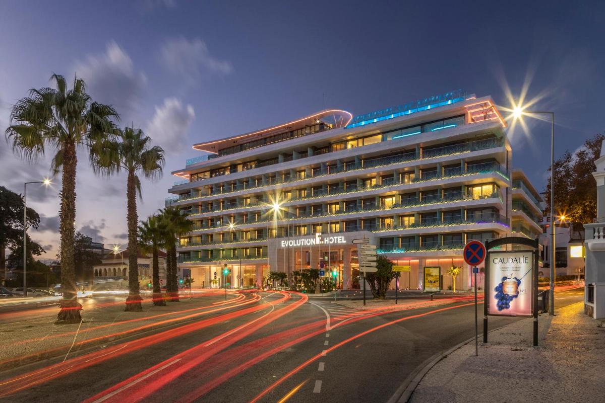 um grande edifício em uma rua da cidade à noite em EVOLUTION Cascais-Estoril Hotel em Estoril