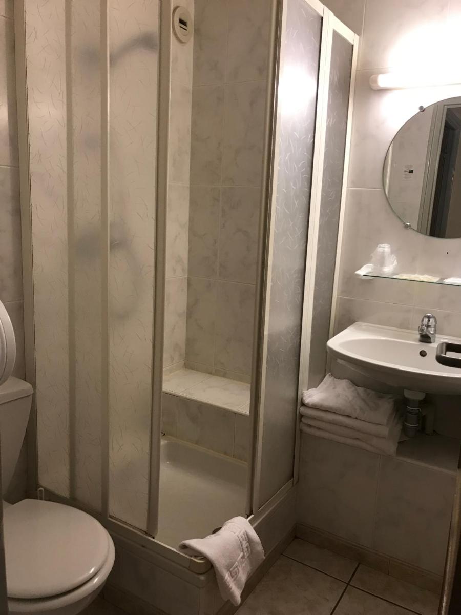 Salle de bains dans l'établissement Hotel et Résidence Le Clos Cerdan