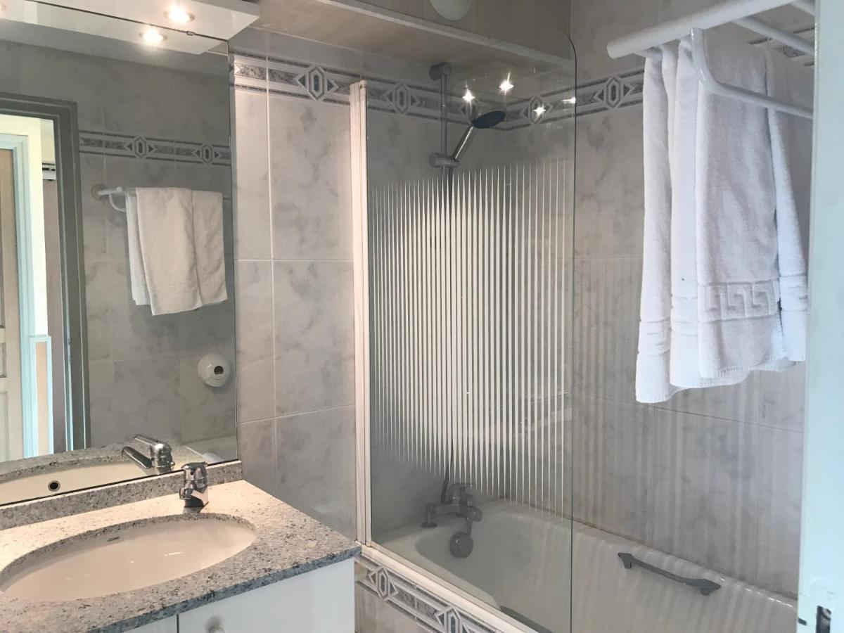 Salle de bains dans l'établissement Hotel et Résidence Le Clos Cerdan