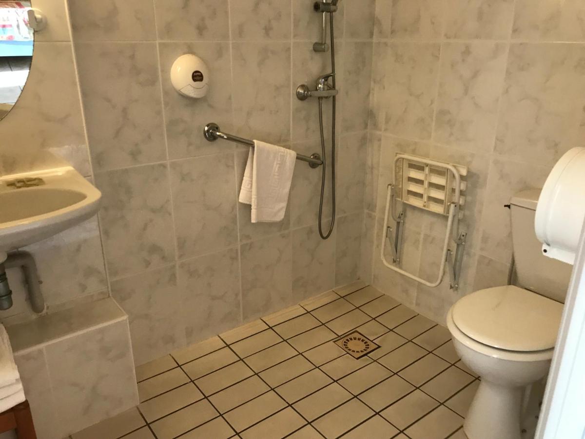 Salle de bains dans l'établissement Hotel et Résidence Le Clos Cerdan