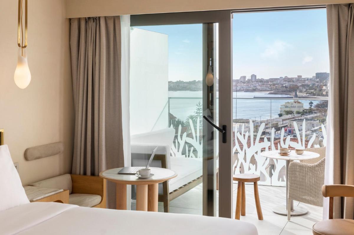 Uma cama ou camas num quarto em EVOLUTION Cascais-Estoril Hotel