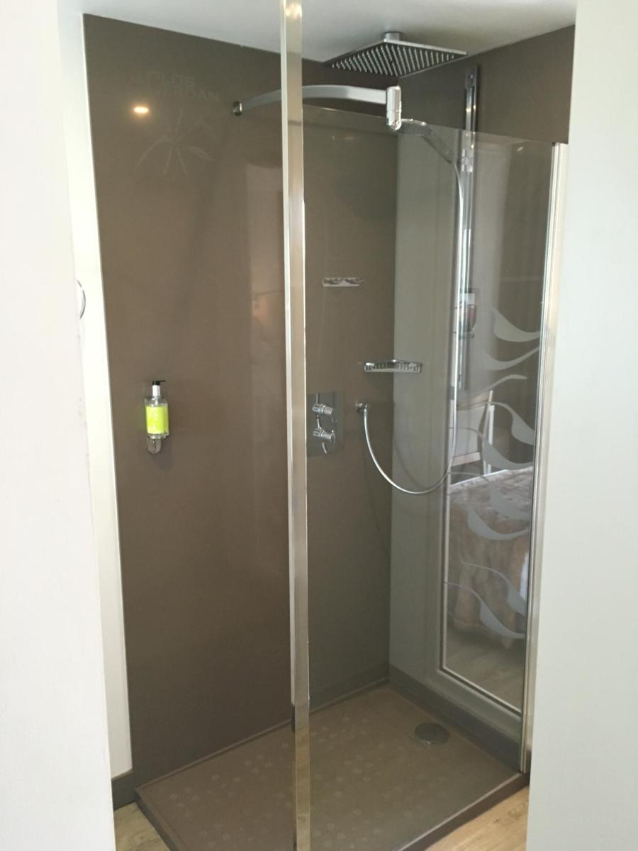 Salle de bains dans l'établissement Hotel et Résidence Le Clos Cerdan