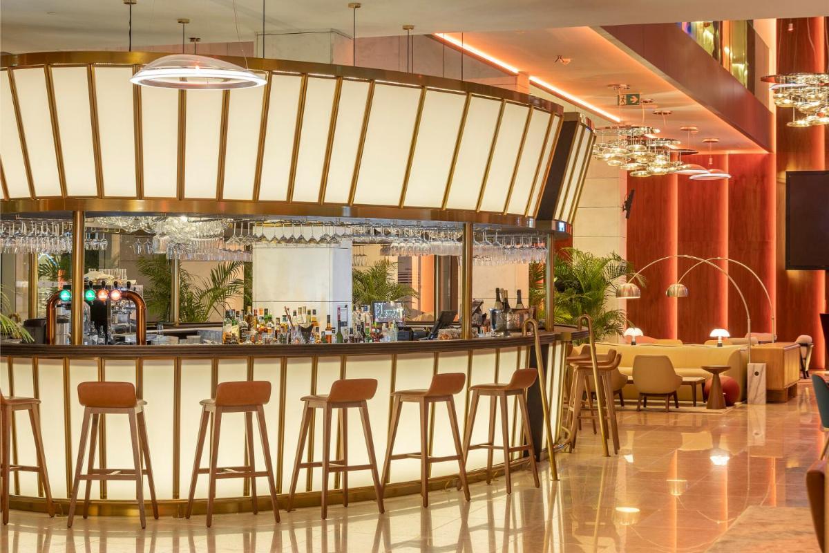 Um restaurante ou outro lugar para comer em EVOLUTION Cascais-Estoril Hotel