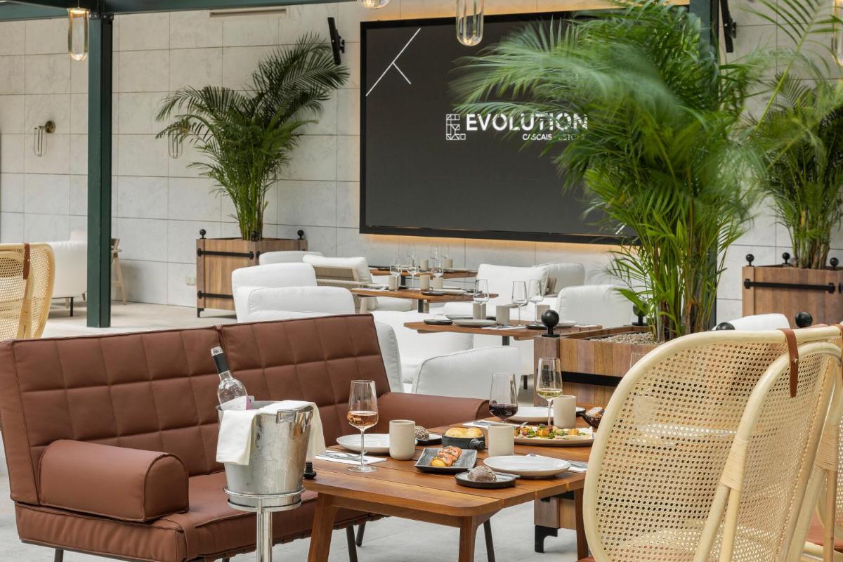 Uma área de estar em EVOLUTION Cascais-Estoril Hotel