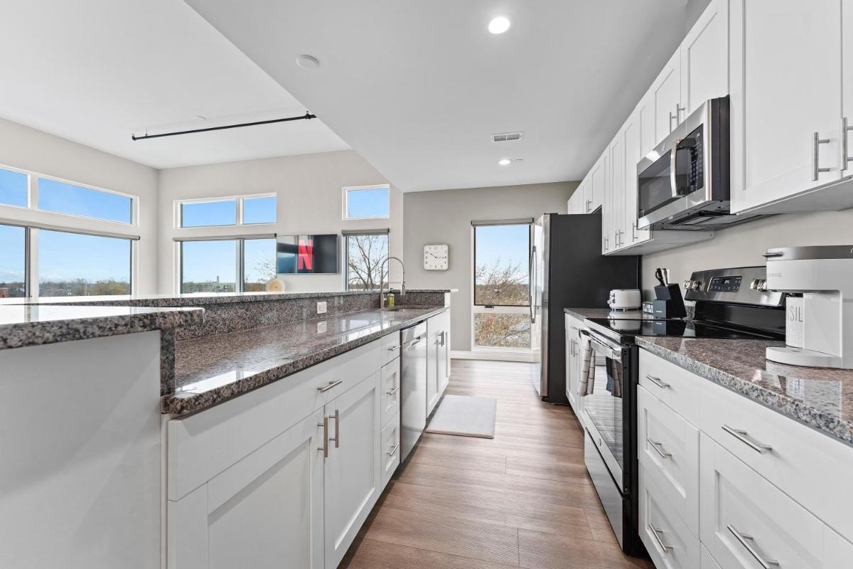 The Loft: Penthouse with Pool, Gym, 2 Balconies - Housity