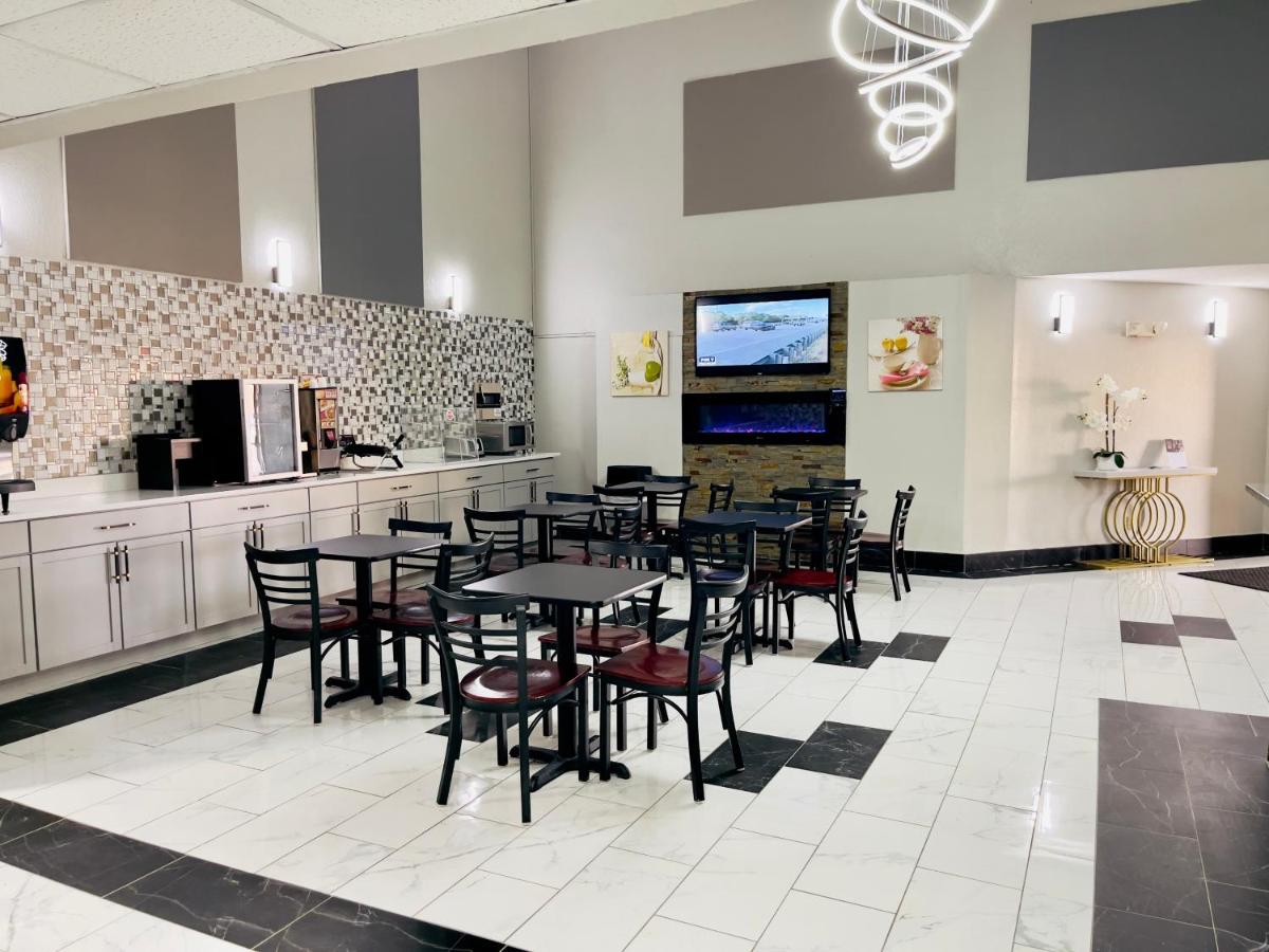 Super 8 by Wyndham Shakopee - Housity