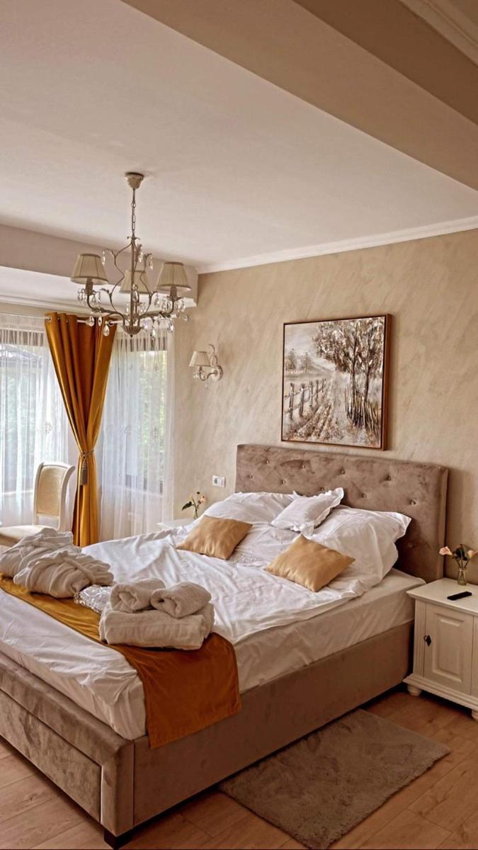 Seara pe deal - Housity