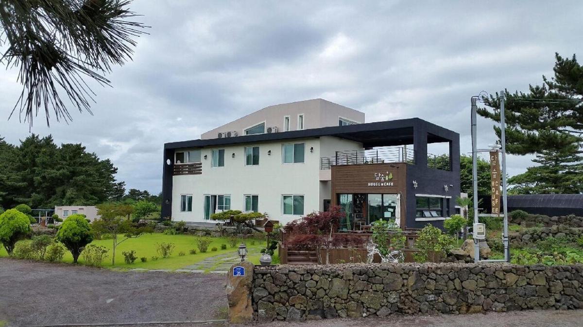 Moon Forest Guesthouse - Housity