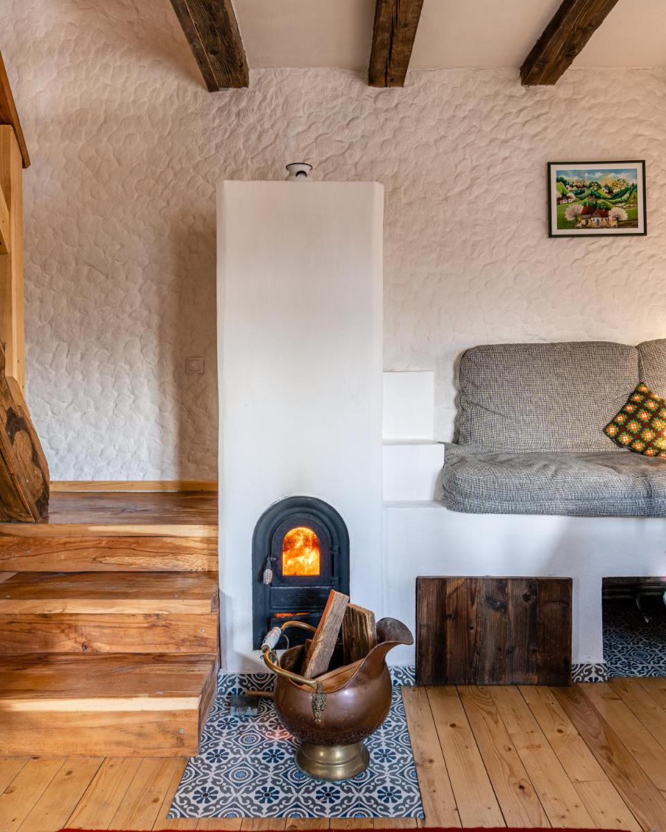 La sat - Mândră Ioană - Housity