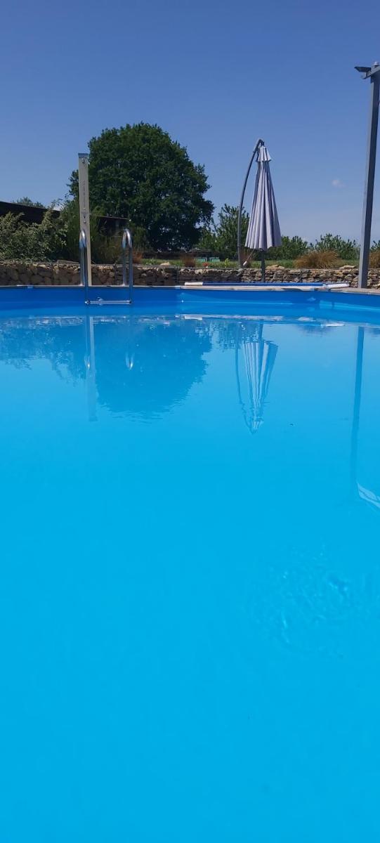 Beautiful 2 bed cottage with swimming pool - Housity
