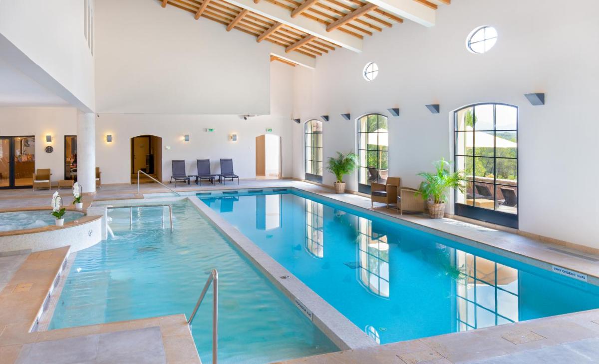 Piscine de l'établissement Les Appartements et Maisons du Domaine de Saint Endréol Golf & Spa Resort ou située à proximité