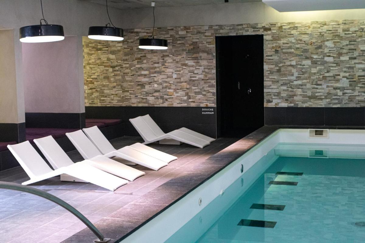 Piscine de l'établissement Domaine De La Corniche ou située à proximité