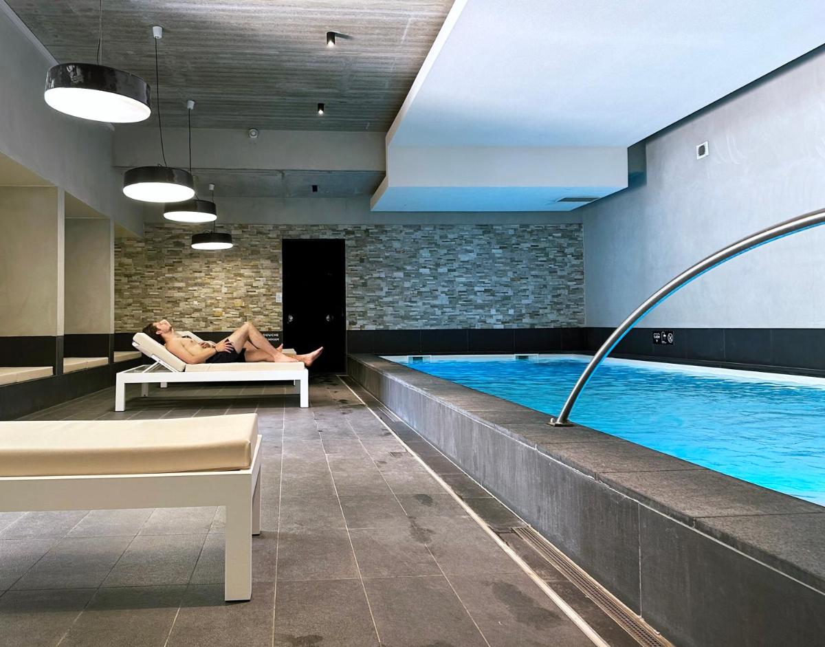 Piscine de l'établissement Domaine De La Corniche ou située à proximité