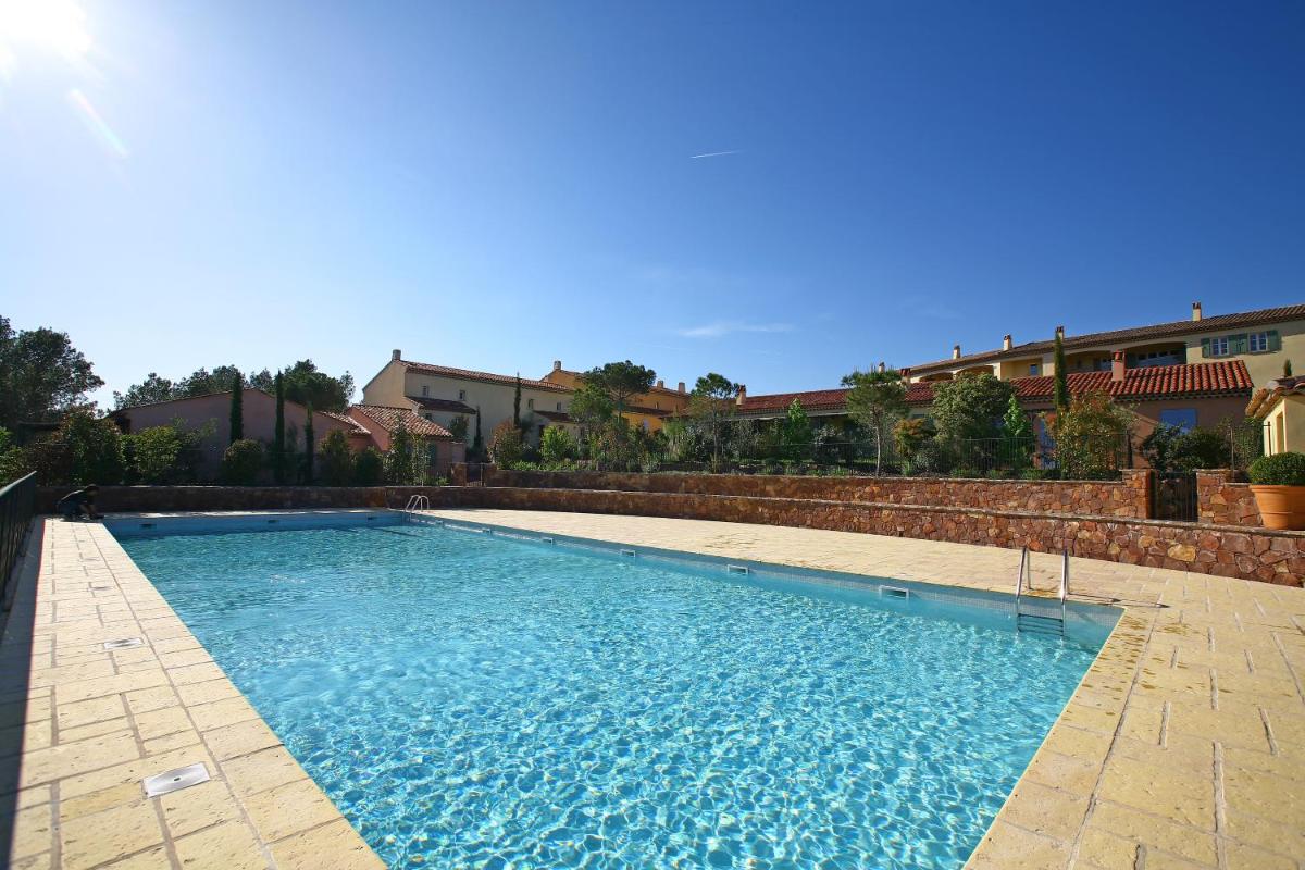 Piscine de l'établissement Les Appartements et Maisons du Domaine de Saint Endréol Golf & Spa Resort ou située à proximité