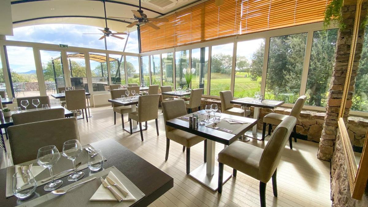 Restaurant ou autre lieu de restauration dans l'établissement Les Appartements et Maisons du Domaine de Saint Endréol Golf & Spa Resort