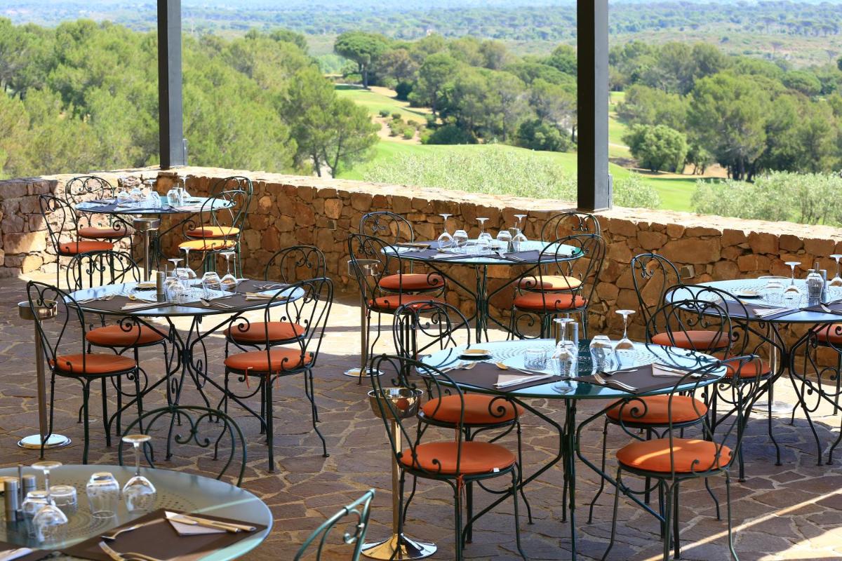 Restaurant ou autre lieu de restauration dans l'établissement Les Appartements et Maisons du Domaine de Saint Endréol Golf & Spa Resort