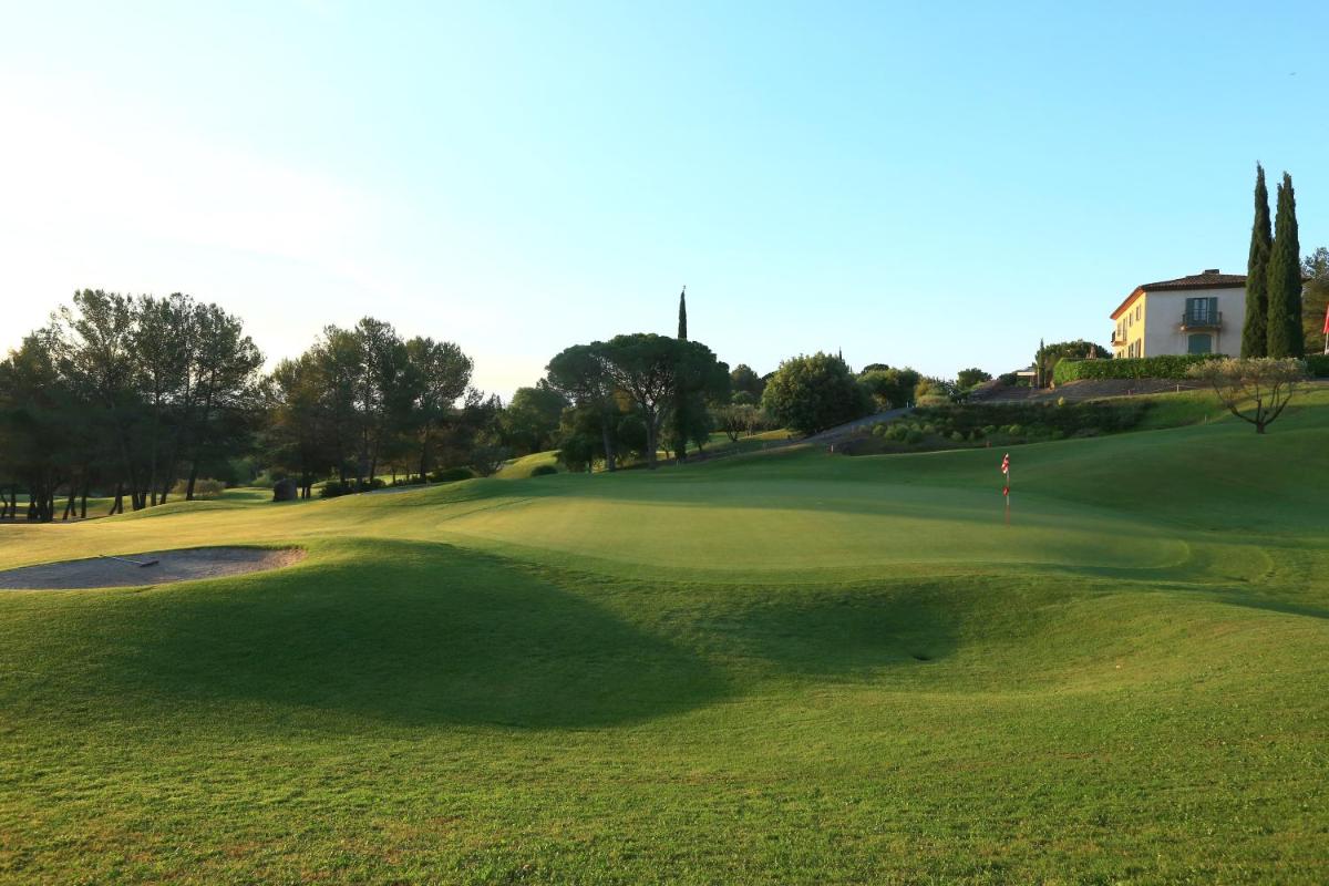 Golf sur le terrain de le complexe hôtelier ou à proximité