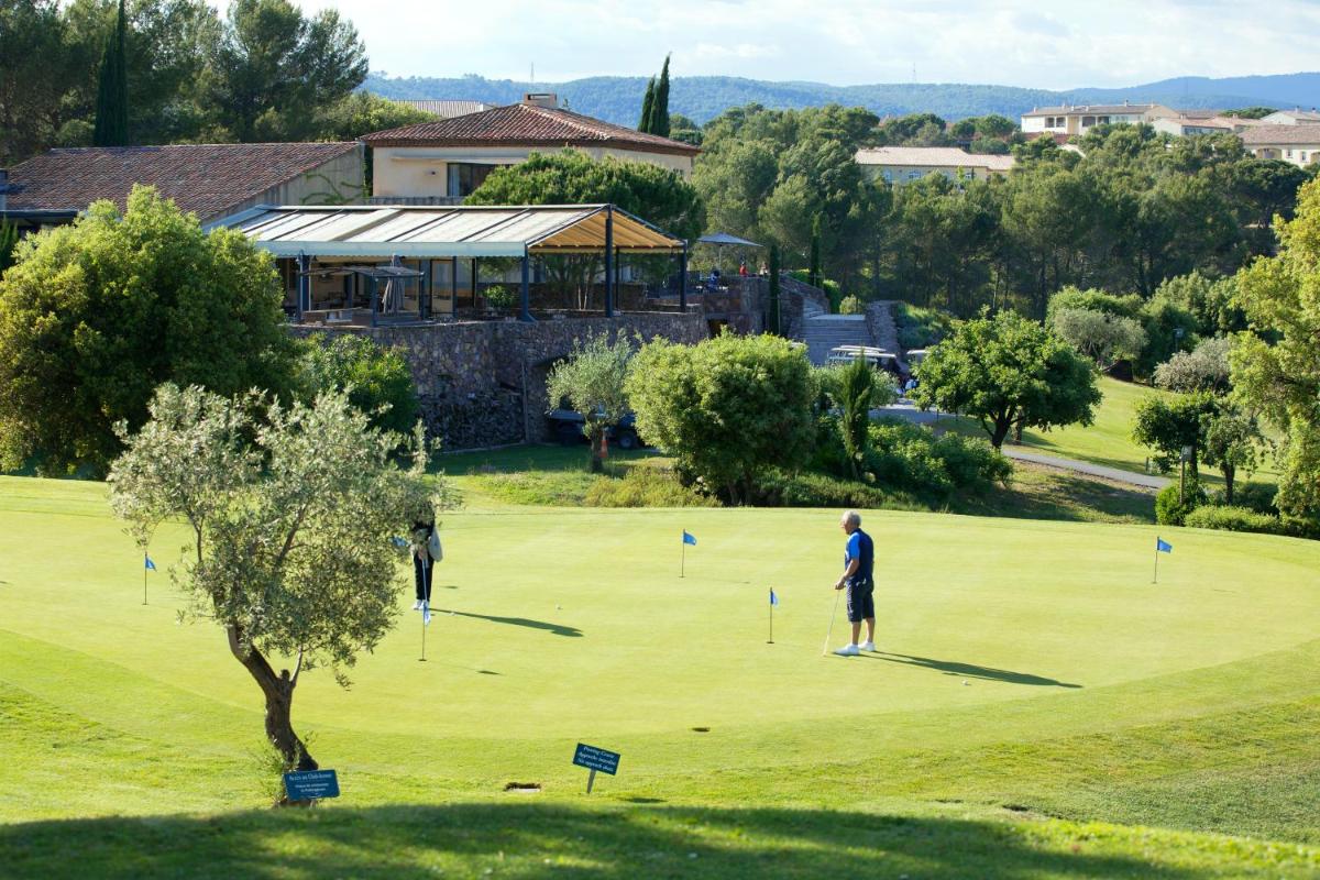 Golf sur le terrain de le complexe hôtelier ou à proximité