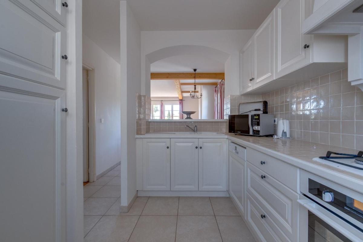 Cuisine ou kitchenette dans l'établissement Les Appartements et Maisons du Domaine de Saint Endréol Golf & Spa Resort
