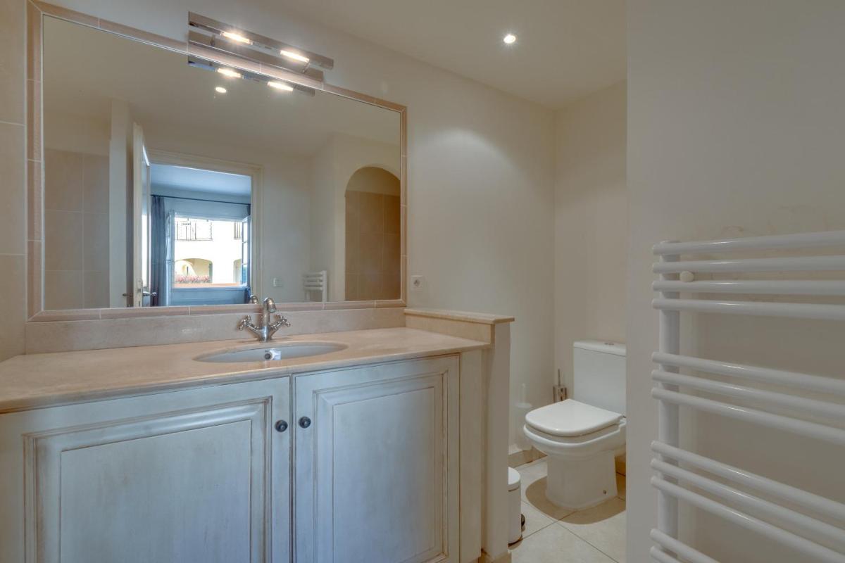 Salle de bains dans l'établissement Les Appartements et Maisons du Domaine de Saint Endréol Golf & Spa Resort