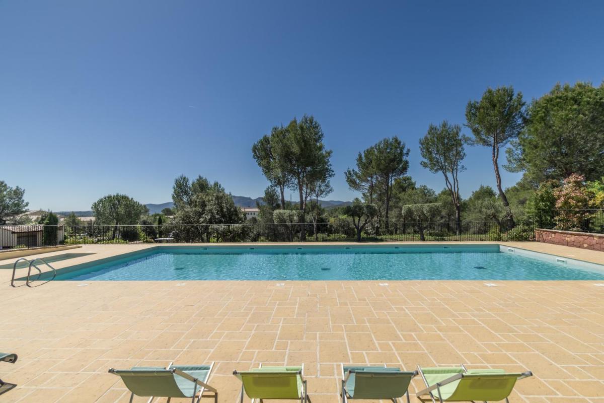 Piscine de l'établissement Les Appartements et Maisons du Domaine de Saint Endréol Golf & Spa Resort ou située à proximité