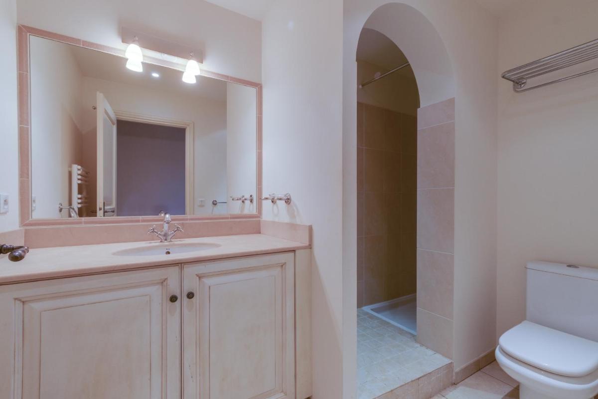 Salle de bains dans l'établissement Les Appartements et Maisons du Domaine de Saint Endréol Golf & Spa Resort