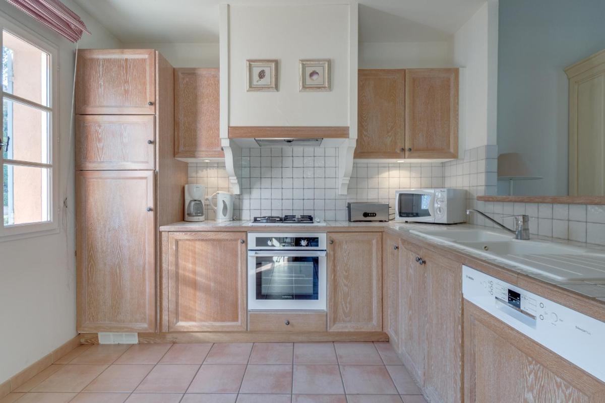 Cuisine ou kitchenette dans l'établissement Les Appartements et Maisons du Domaine de Saint Endréol Golf & Spa Resort