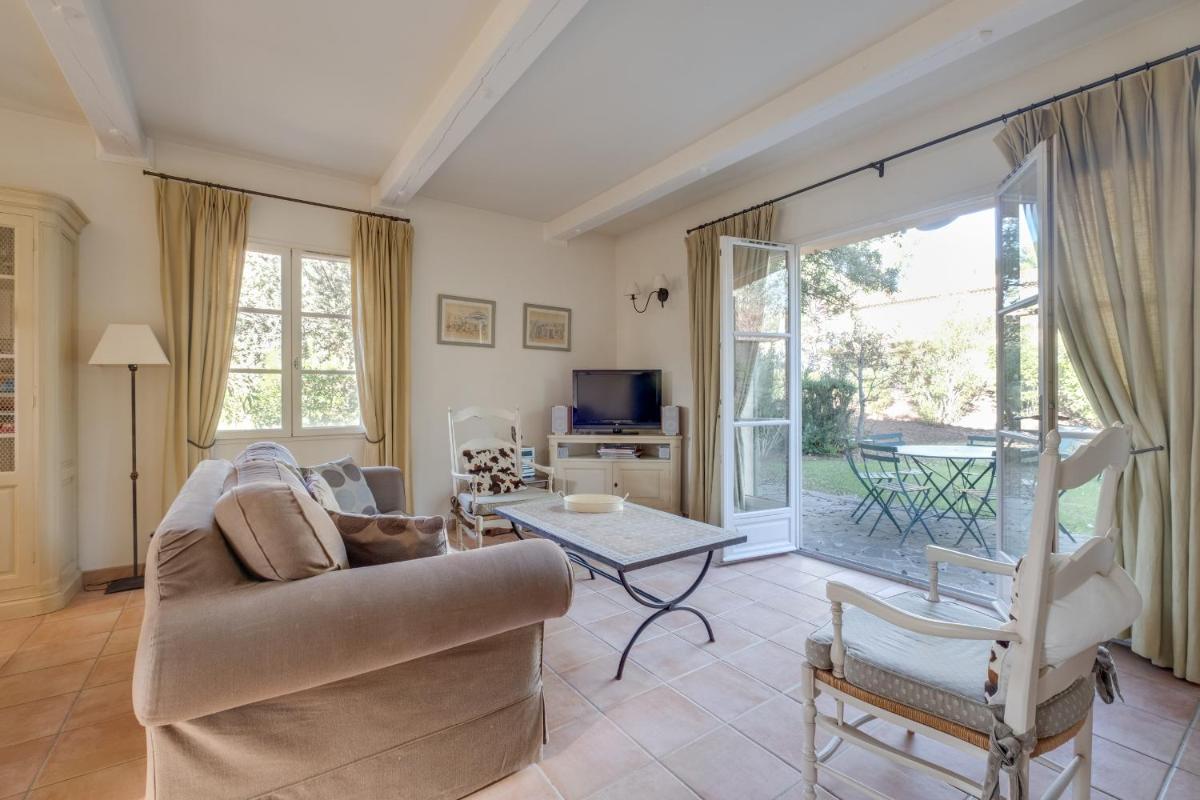 Télévision ou salle de divertissement dans l'établissement Les Appartements et Maisons du Domaine de Saint Endréol Golf & Spa Resort