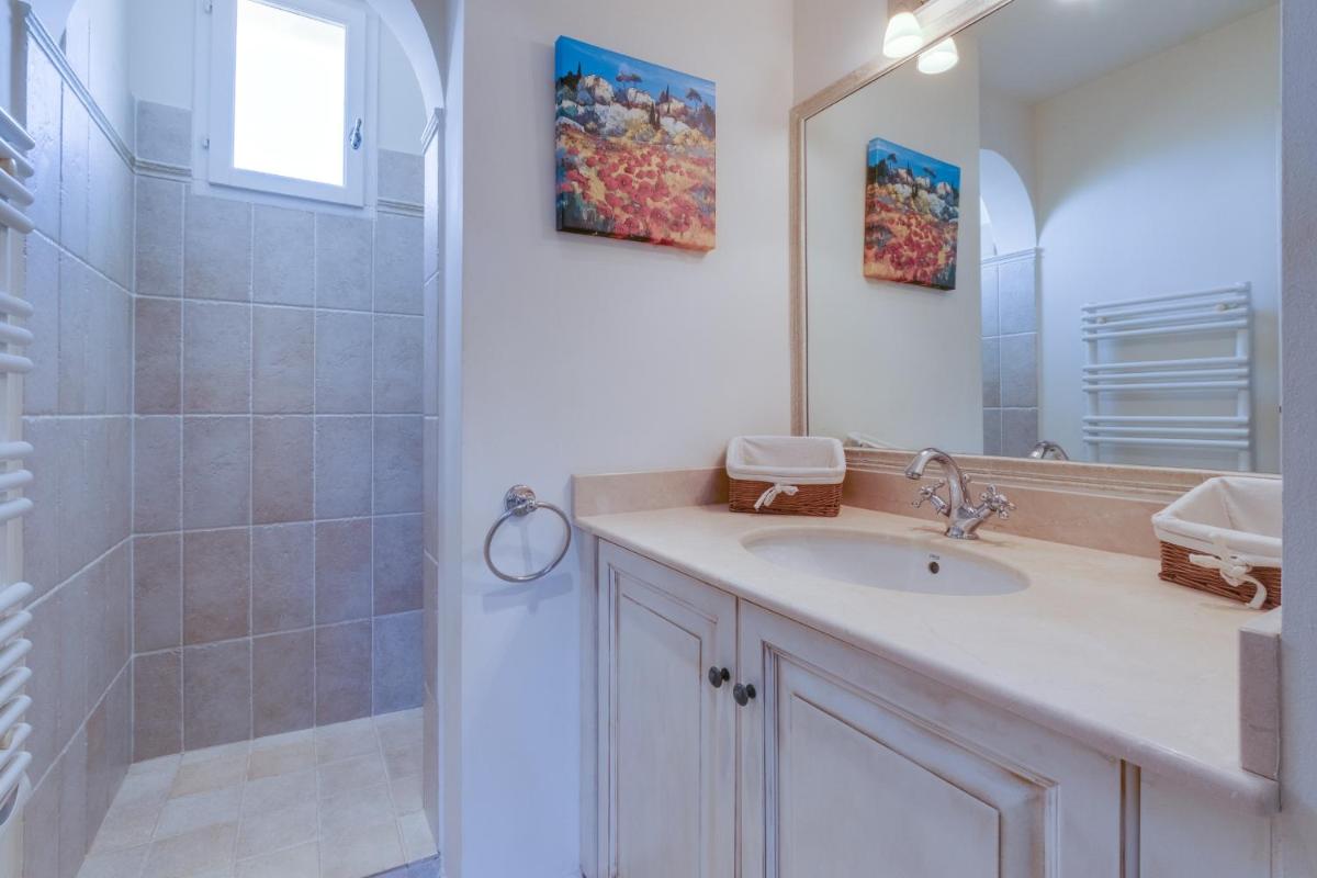 Salle de bains dans l'établissement Les Appartements et Maisons du Domaine de Saint Endréol Golf & Spa Resort