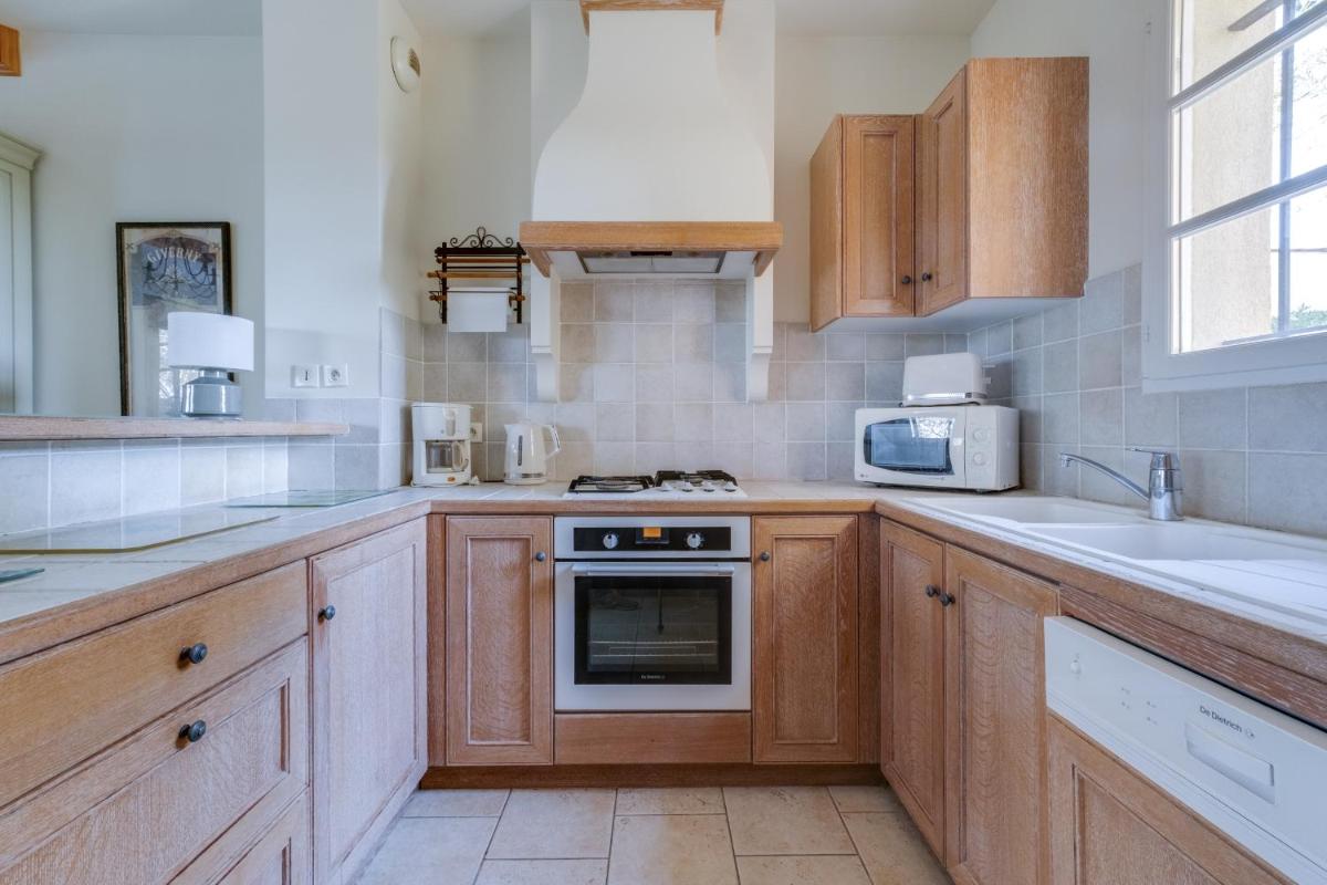 Cuisine ou kitchenette dans l'établissement Les Appartements et Maisons du Domaine de Saint Endréol Golf & Spa Resort